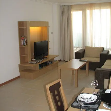 Yolande At Emerald Apartamento Ravda